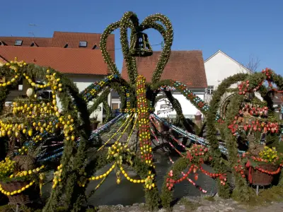 Osterbrunnen mit bunten Ostereiern in Bieberbach, Ortsteil der Gemeinde Egloffstein im oberfränkischen Landkreis Forchheim in der Fränkischen Schweiz in Bayern. 