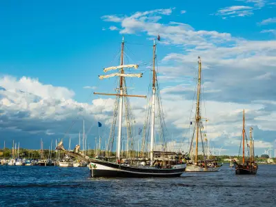 Segelschiffe auf der Hanse Sail in Rostock.