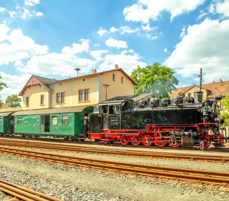 Dampfend ins Hoftheater Proschwitz